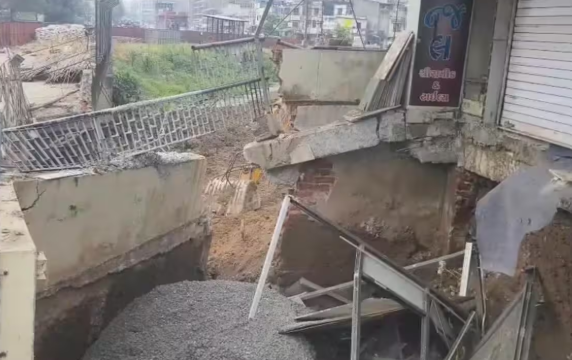 surat-bridge-construction-cave-in-simada-road